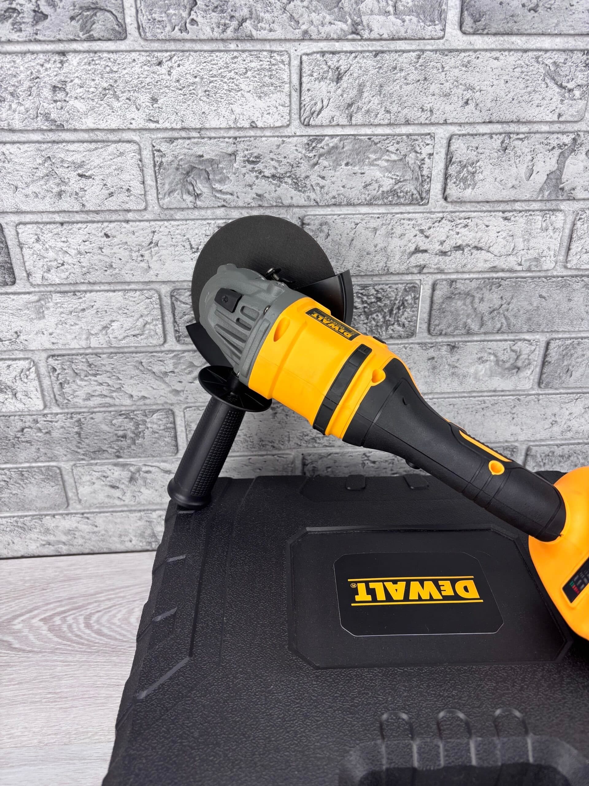 Болгарка DeWalt