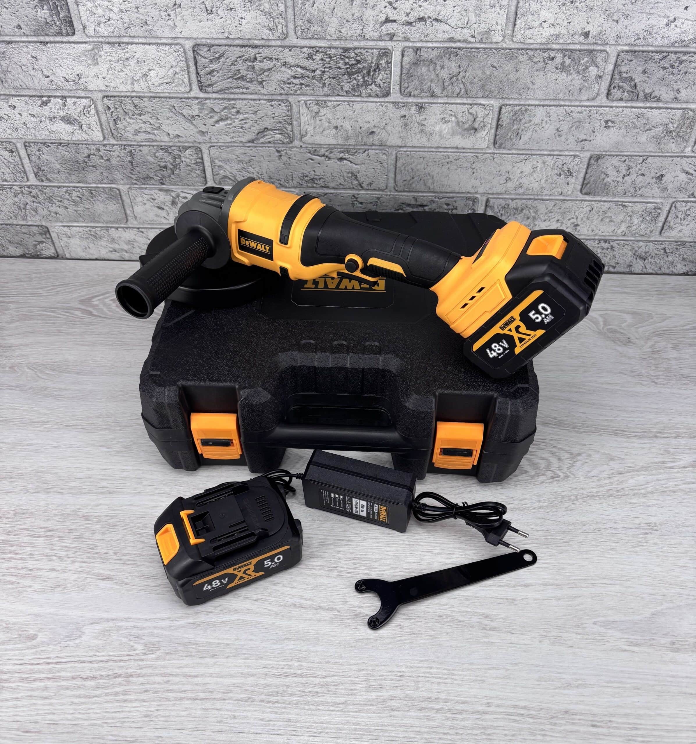 Акумуляторна кутова шліфувальна машина DeWalt